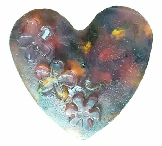 Picture of 80g Decorated Heart - Rose Water (with Rose Petals)